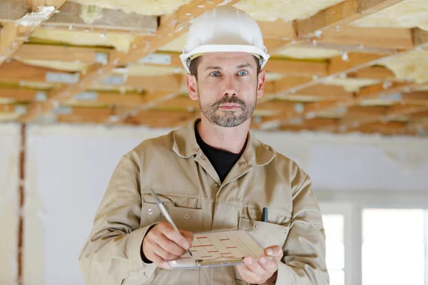 Constructor Hombre Pensativo Sombrero Duro Pie —  Fotos de Stock