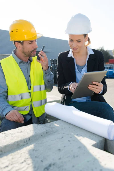 Frau Und Mann Mit Tablet Freien — Stockfoto