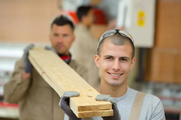 Man Som Byggare Bär Trä Och Arbetar — Stockfoto