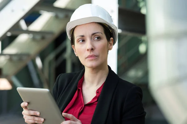 Vrouw Van Vrouwelijke Professional Fabriek Holding Tablet — Stockfoto