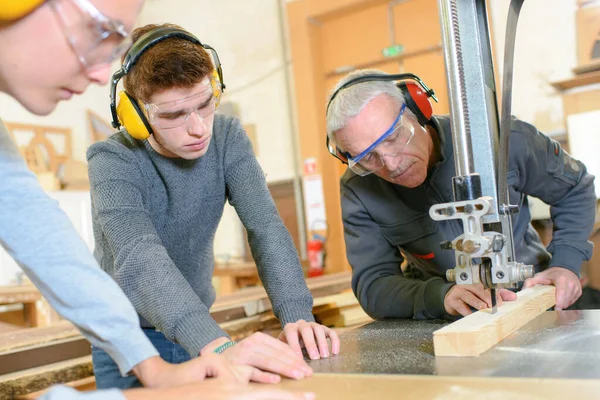 Holzhandwerker Und Lehrling — Stockfoto