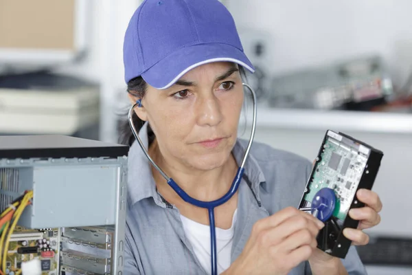 Mulher Examinando Computador Com Estetoscópio — Fotografia de Stock