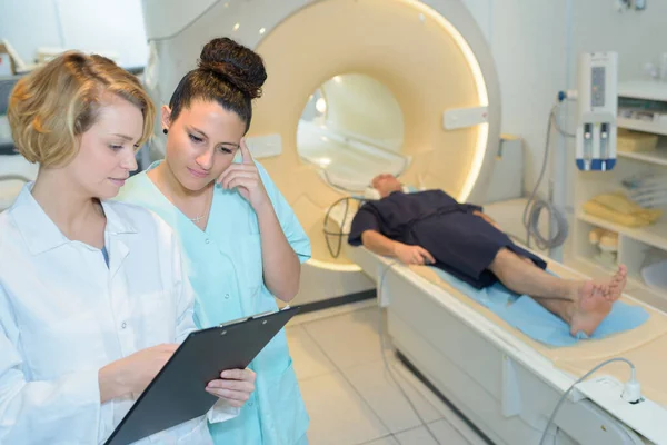 Лікар Медсестра Поруч Mri Сканування — стокове фото