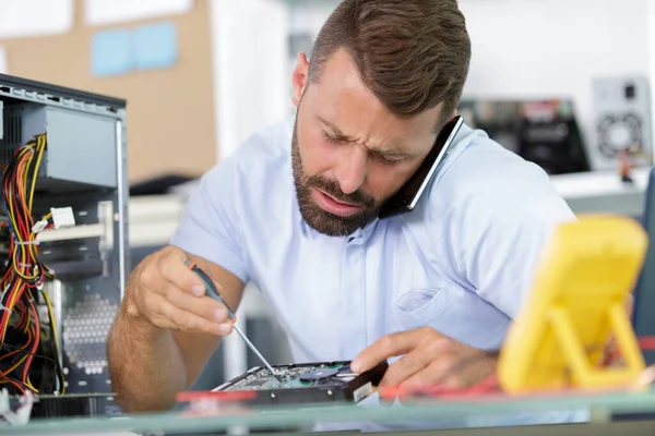 Engenheiro Telefone Repara Computador — Fotografia de Stock