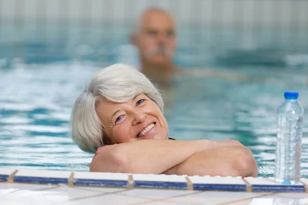 수영장에서 운동하는 나이든 여성의 뒷모습 — 스톡 사진