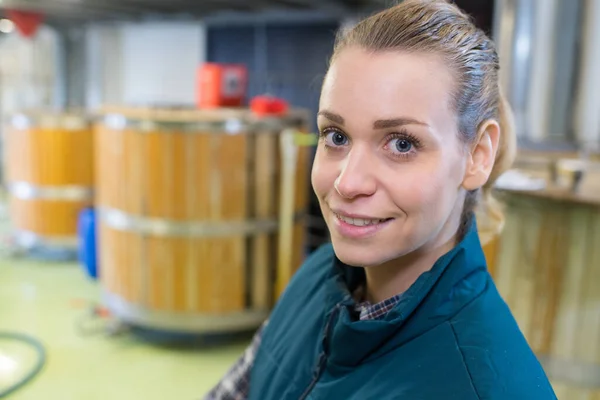 Mooie Vrouwelijke Brouwer Fabriek — Stockfoto