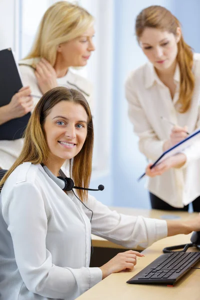 Mujer Usando Ordenador Portátil Dos Colegas Fondo — Foto de Stock