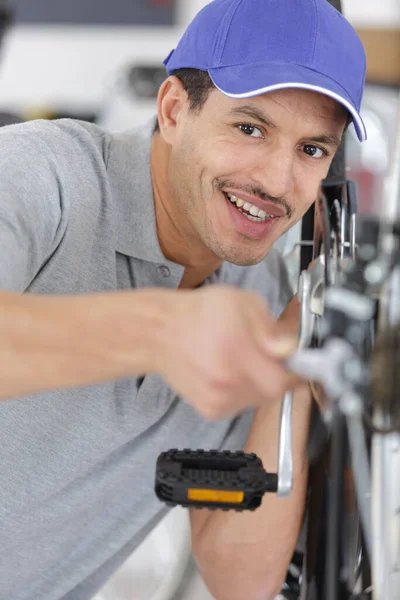 Hombre Profesional Serio Reparación Bicicletas Taller Reparación —  Fotos de Stock