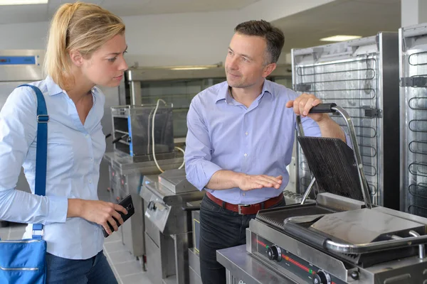 Salesman Showing Industrial Griddle Female Customer — Stock Photo, Image