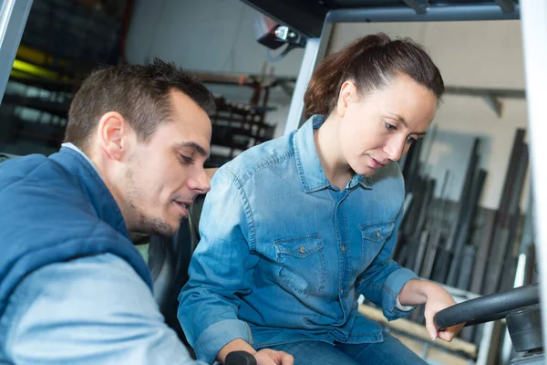 Geschäftsfrau Arbeitet Lager — Stockfoto