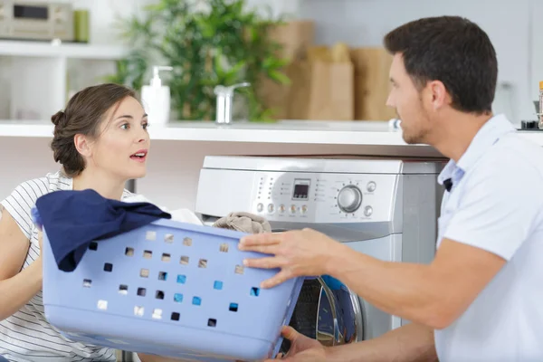 Pareja Discute Frente Lavandería — Foto de Stock