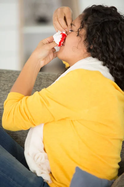 Mujer Joven Con Nariz Ensangrentada — Foto de Stock