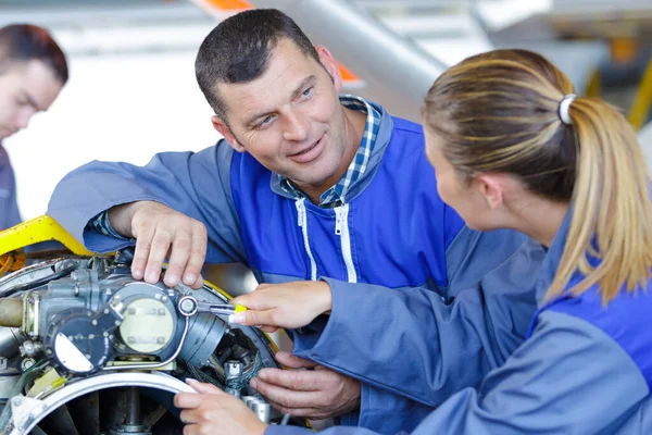Man Vrouw Mechanica Werken Met Het Toestel — Stockfoto