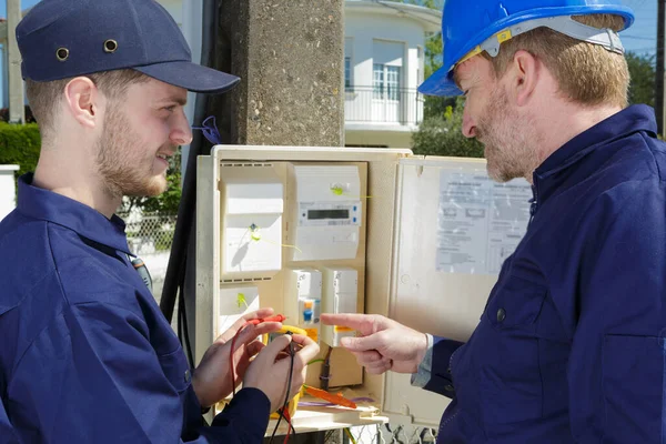Deux Électriciens Masculins Recherche Connexions Dans Compteur Extérieur — Photo
