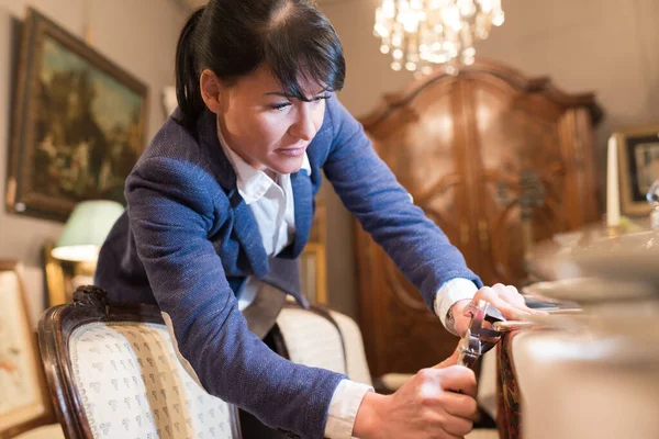 Retrato Una Hermosa Mujer Midiendo —  Fotos de Stock