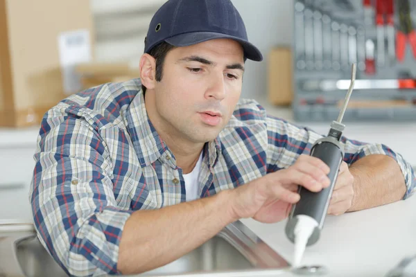 Arbeiten Mit Einer Silikonpistole — Stockfoto