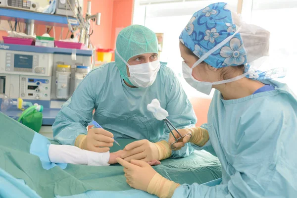 Chirurg Opererend Aan Patiënten Hand Assistent Met Wattenstaafje — Stockfoto