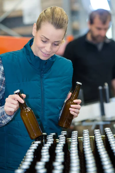 Jovem Trabalhadora Fábrica Engarrafamento Cerveja — Fotografia de Stock