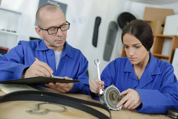 Apprentie Dans Une Station Service Automobile Avec Une Grande Clé — Photo