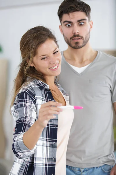 Volwassen Verrast Paar Met Zwangerschapstest Slaapkamer — Stockfoto