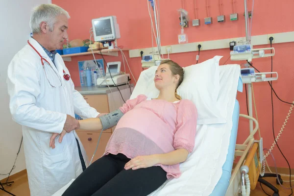 Médico Mide Presión Una Mujer Embarazada — Foto de Stock