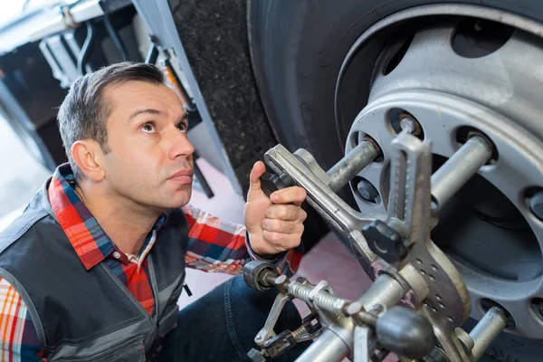 Hombre Revisando Neumático Autobús — Foto de Stock