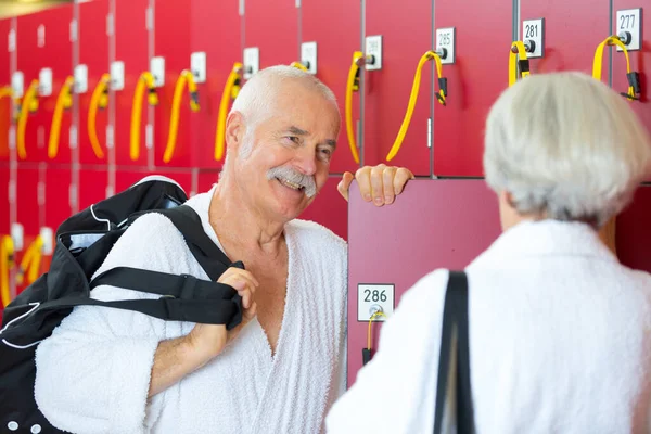 Senior Couple Standing Talking Gyms Locker Room — Stockfoto