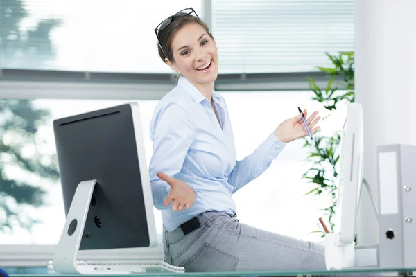 Aufgeregte Frau Schreibtisch Büro — Stockfoto