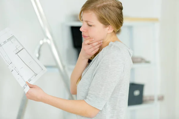 Portrait Woman Checking Plans — Stock Photo, Image