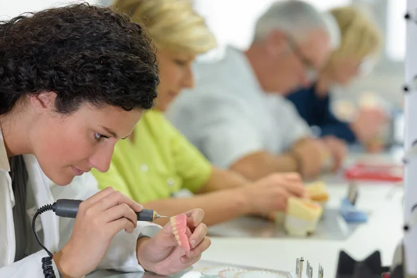 Technicien Utilisant Une Perceuse Précision Sur Les Dents Prothétiques — Photo