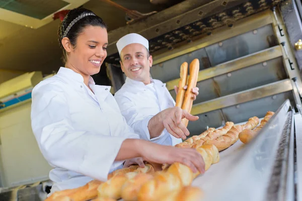 Équipe Boulangers Travaillant Boulangerie — Photo