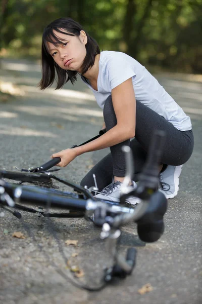 Jovem Mulher Bombeando Uma Bicicleta — Fotografia de Stock