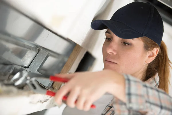 Woman Fixing Kitchen Woman — Stockfoto