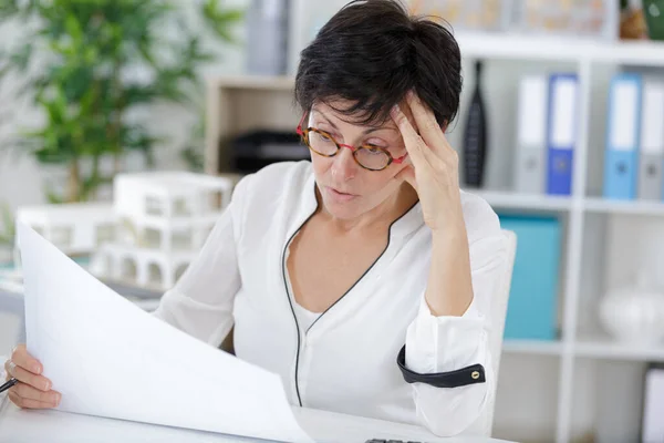 Arquiteto Feminino Ficar Estressado Com Projeto — Fotografia de Stock