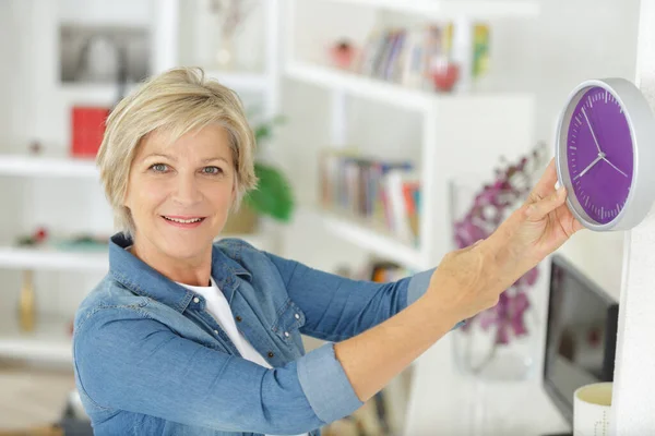 Seniorin Hält Wanduhr — Stockfoto