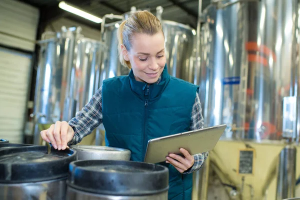 Female Worker Beer Factory — Stock Photo, Image