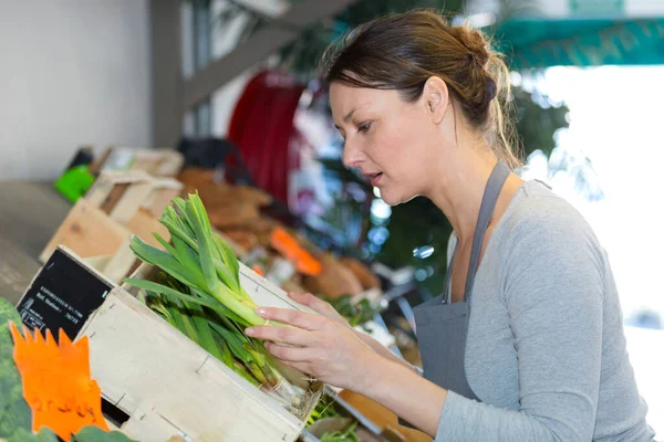 Woman Selling Fruits Store — Stock Photo, Image