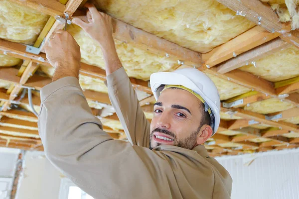 Builder Drives Screws Ceiling Fiberboard Screwdriver — Stock Photo, Image