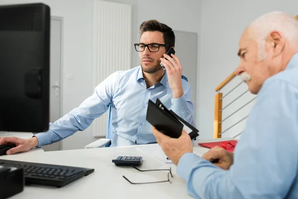 Επιχειρηματίας Μιλάει Στο Τηλέφωνο Στο Γραφείο — Φωτογραφία Αρχείου