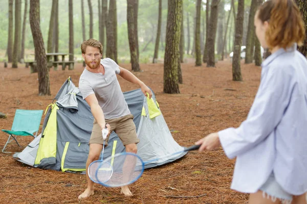 Junges Paar Zahlt Badminton Auf Einem Campingplatz — Stockfoto