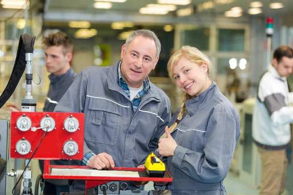 Retrato Jóvenes Trabajadores Fábrica —  Fotos de Stock