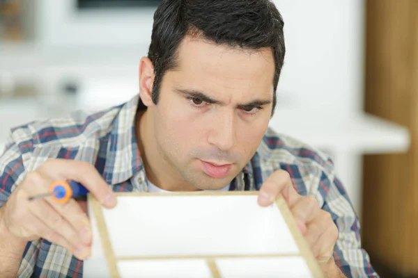 Hombre Reparando Mueble — Foto de Stock