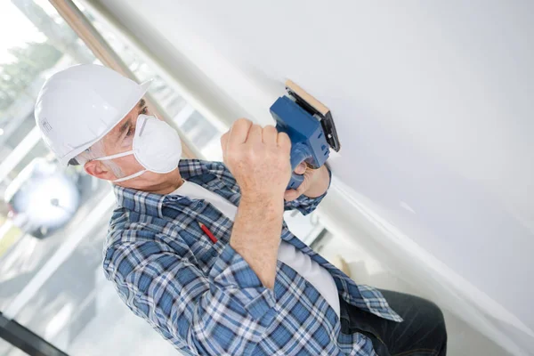 Senior Handlare Med Sander Innerväggen — Stockfoto