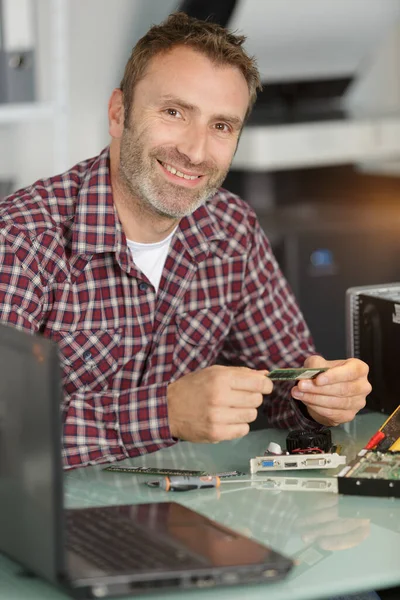 Hombre Feliz Que Fija Electrónica — Foto de Stock