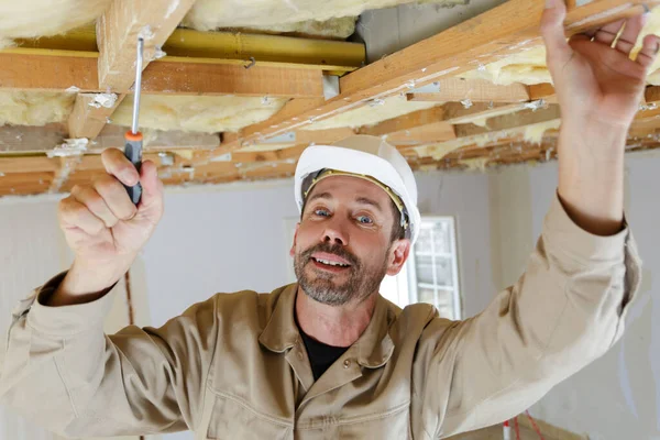 Hombre Instalación Capa Aislamiento Techo Térmico — Foto de Stock