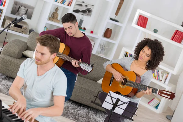 Três Músicos Tocando Juntos Dois Guitarristas Teclado — Fotografia de Stock