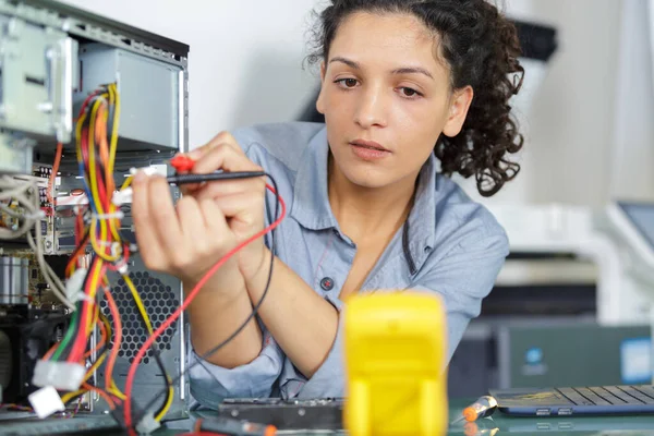 Woman Measuring Courrent — Stockfoto