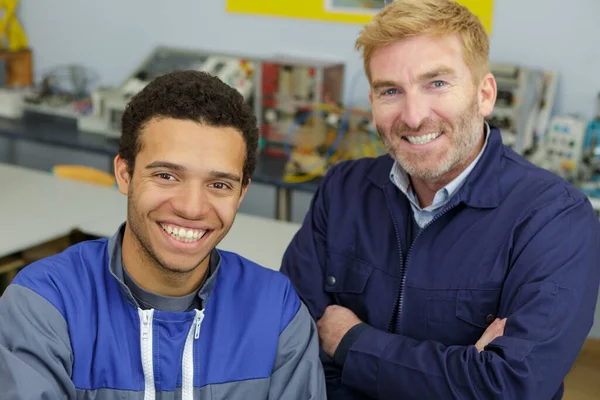 Porträt Zweier Glücklicher Männlicher Arbeiter Die Posieren — Stockfoto