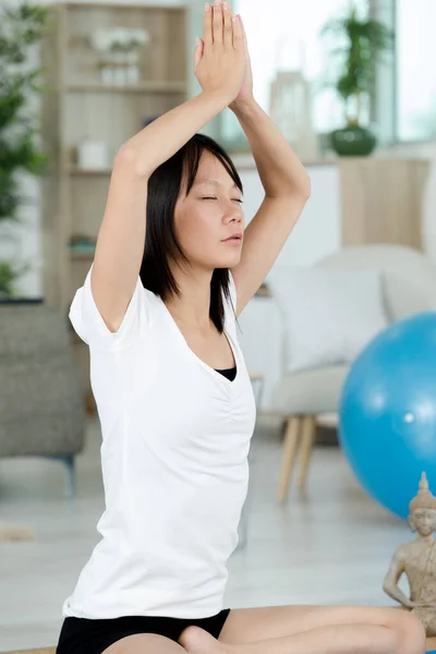 Vacker Ung Kvinna Avkopplande Hemma Yoga Position — Stockfoto