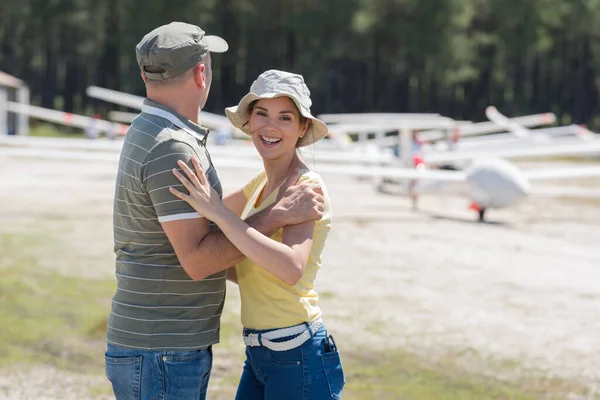 Pareja Feliz Porque Van Vacaciones —  Fotos de Stock